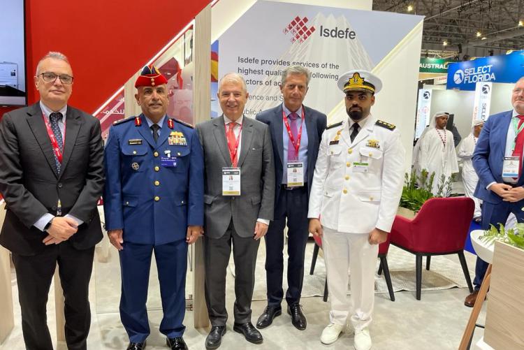 El Executive Director of Defence Industry & Capability Development de Emiratos Árabes Unidos visita el Stand de Isdefe en el Dubai AirShow.