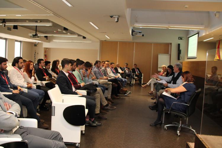 1st Workshop to welcome Isdefe trainees On Thursday, 9 May, the 1st workshop to welcome trainees who are doing their internships at the company was held at the assembly hall in Isdefe’s headquarters. The workshop, organised by Isdefe’s Internship Programm