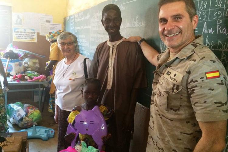 El Mando de Operaciones entrega en Mali los juguetes de la Campaña Solidaria de Navidad de Isdefe 