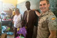 El Mando de Operaciones entrega en Mali los juguetes de la Campaña Solidaria de Navidad de Isdefe 