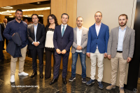 Héctor Baragaño, Yolanda Campos, Ingenieros del area de CIS Emergencias de Isdefe , Miguel Velloso gerente de Estrategia, Organización y Procesos,  Diego Domínguez, codirector Cátedra Isdefe-Universidad de león (junto a Luis Montero gerente de Emergencias, Seguridad e Inteligencia de Isdefe),  y que ha sido el encargado de recoger el premio,  Eduardo García y Andrés Merino del grupo de Física de la Atmósfera de la Universidad de León y  Adrián Delgado del grupo de Tecnología Aeroespacial  de la Ule  